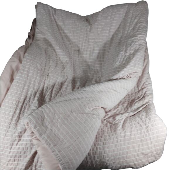 BRITANNICA HOME FASHIONS! SOFT PINK & WHITE PUCKERED STRIPE COMFORTER! SZ TWIN - Picture 4 of 9